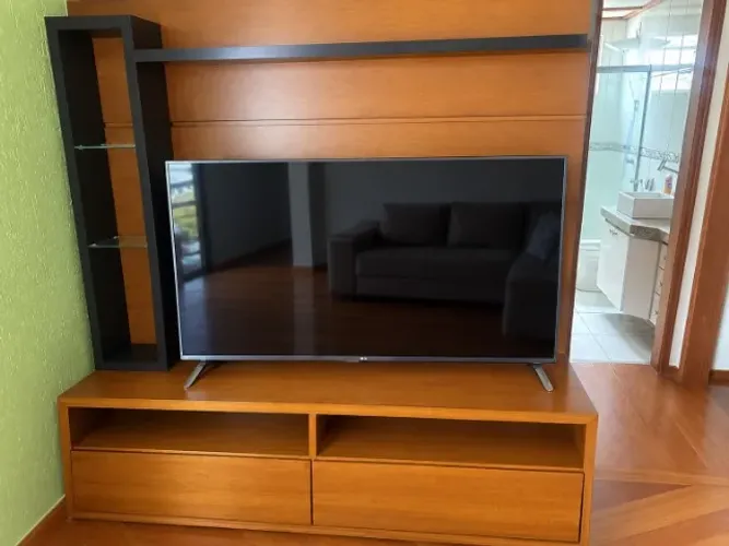 Rack com painel de TV