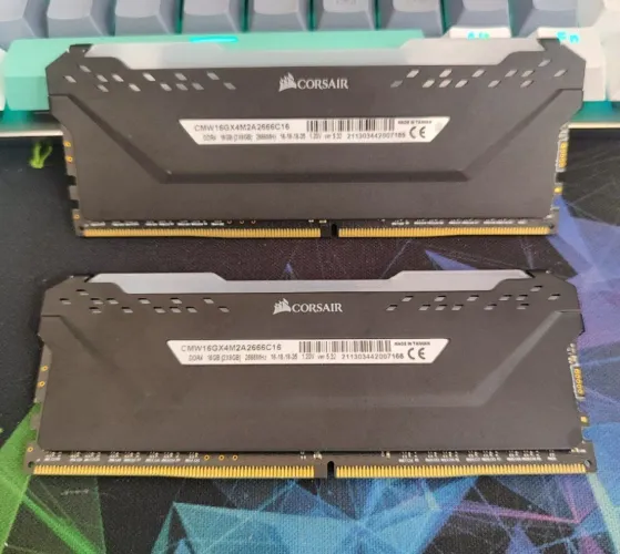 Memória ram Corsair Venegeance Pro 16GB (2x8 2666MHz) RGB DDR4