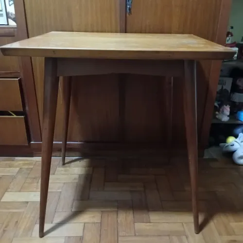 Mesa de madeira com tampo giratório 56x69 cm