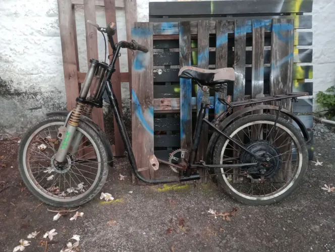 Bicicleta elétrica sem carenagem e nem bateria