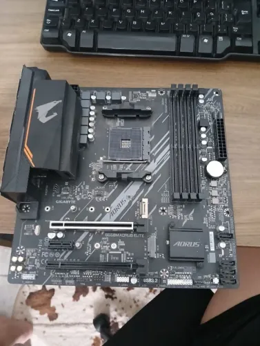 Placa mãe gigabyte B550m Aorus Elite COM DEFEITO( SO LIGA QUANDO QUER) Valor negociável 
