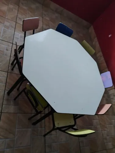 Mesa com 8 cadeiras ideal para pré escola 