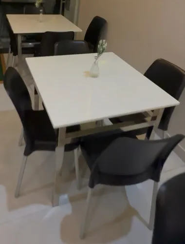 MESAS E CADEIRAS