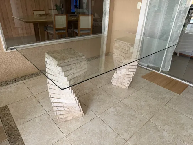 Mesa de Jantar com Tampo de Vidro e Base em Pedra Mármore- 1,80 x 1,10m