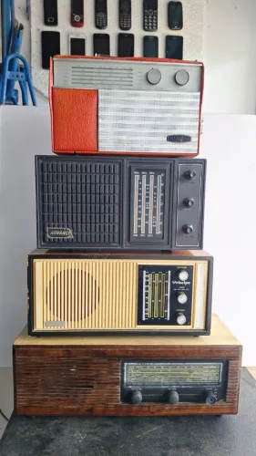 Radios antigos a pilha e a luz funcionando 259,00 cada teste na hora, somos loja no hauer