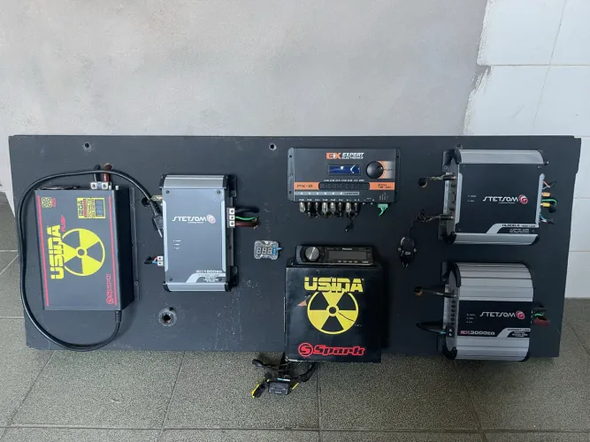 Painel de módulos de som automotivo
