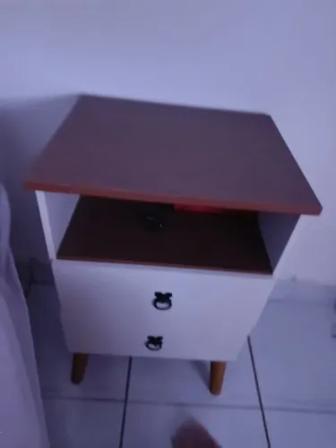 Vendo duas mesas de cabeceiras na cor of waith com amêndoa pés madeira maciça 2 gavetas  n