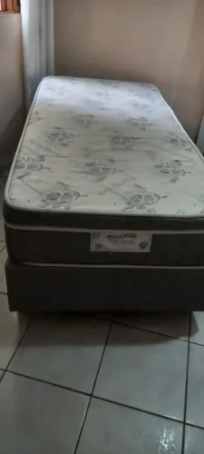 Cama Box com colchão solteiro usada