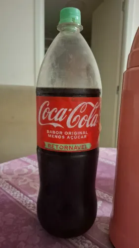 Coca-cola semi nova (tirei um copo só) + embalagem retornável