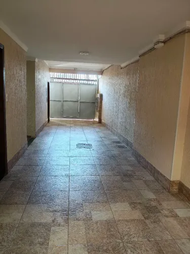 Aluga-se apto de 2 qtos para casal.
