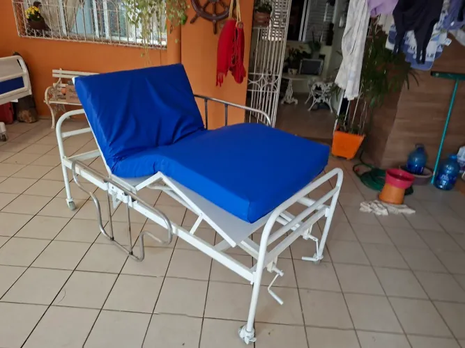 Cama hospitalar inox grades com colchão.