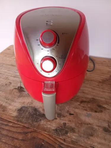 Vendo uma fritadeira elétrica mondial family R$100 reais. *whatsapp R$100 reais