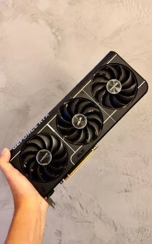RTX 5070 12GB Asus Triple fan