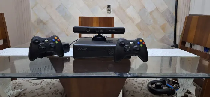 Xbox 360 RGH desbloqueado muito bom com 4 controles