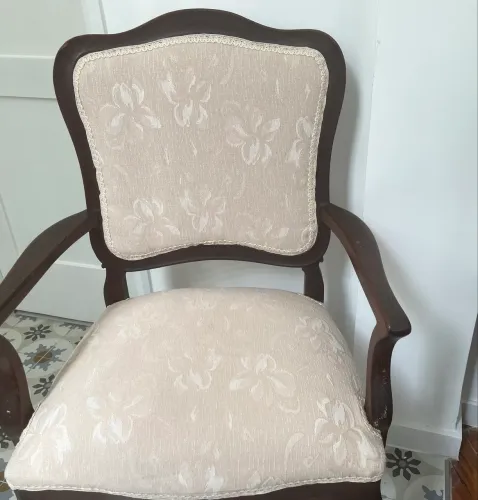 Poltrona clássica Luís XV recém estofada  . 