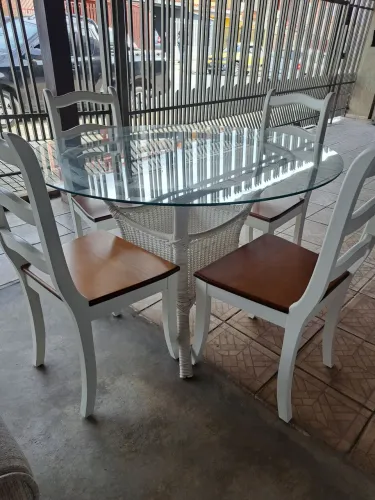 Mesa de vidro com 4 cadeiras laqueadas + entrega grátis em Sorocaba. 