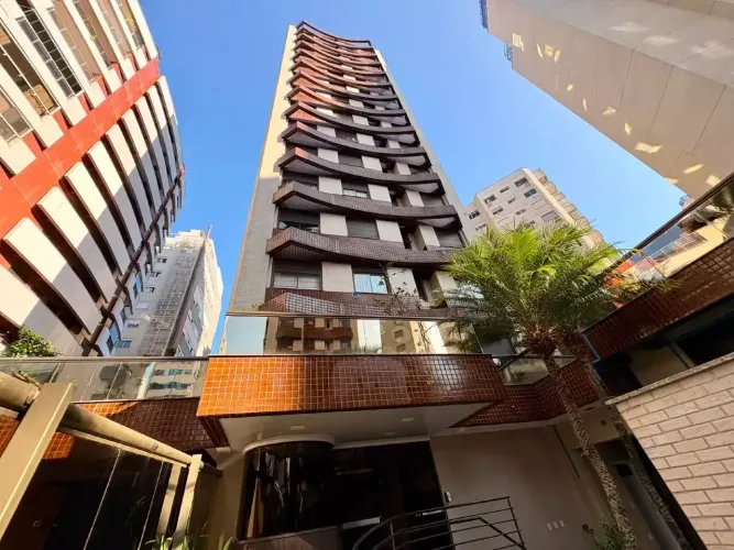 Apartamento à Venda, 4 dormitórios sendo 2 Suítes, 2 vagas, mobiliado, centro Florianópoli