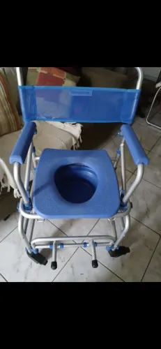 Cadeira de banho, higiênica, marca Dellamed.