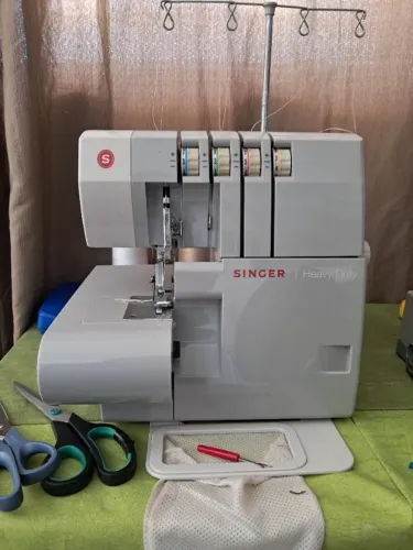 Máquina Singer Ultralock