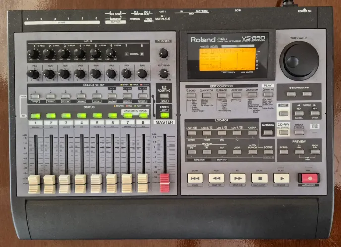 Mesa Digital Roland VS-890