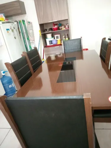 Mesa com 6 cadeiras.