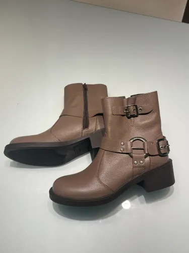 Bota cano curto couro legítimo e muito macio
