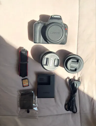 Canon SL2 + lente 18-55mm + lente 50mm 1.8 + 2 baterias c/ carregador