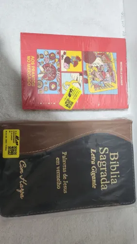 Bíblia e livro aos prantos no mercado
