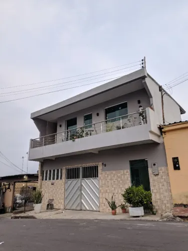 Casa Ampla com 5 Quartos, 4 Banheiros e Excelente Potencial de Renda - R$ 480. *