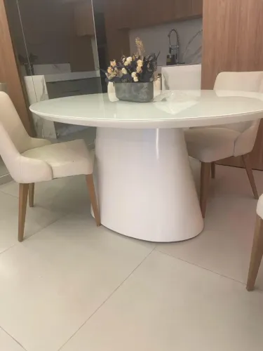 Mesa de Jantar Moderna com Tampo de Vidro - Design Sofisticado