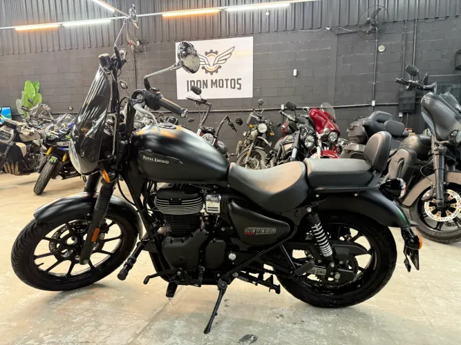 Royal Enfield Meteor 350 2023 impecável e cheia de acessórios