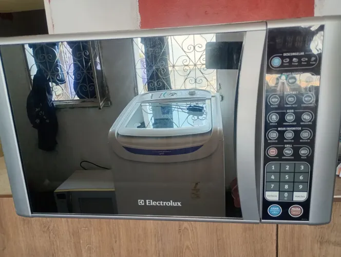 Forno microondas Eletrolux com grill 31 litros 