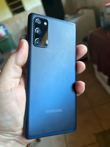 Celular Samsung S20fe.  Para concerto ou retirada de peças
