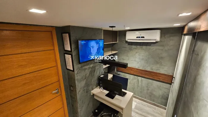 Sala Comercial Mobiliada de 23m² com Varanda e Vaga - Pronta para Uso