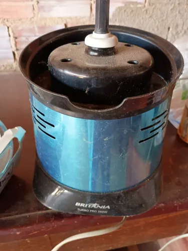 Vendo um espremedor de laranja semi industrial