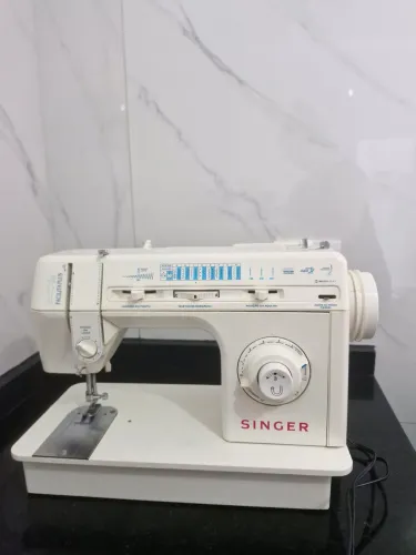 Máquina de costura singer facilita 220V