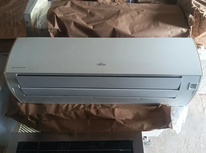 Ar condicionado Fujitsu 9.000 BTUs inverter só frio.