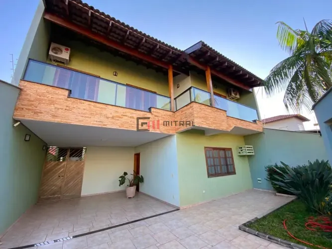 SOBRADO à venda R$. 850.000,00, próximo ao H.U., com 03 quartos (01 suíte), 04 vagas, Jard