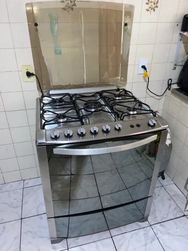 Vendo fogão Brastemp 5 bocas inox em excelente estado de conservação.