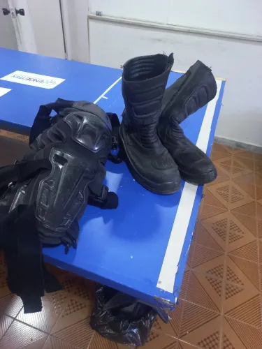 Capacetes , botas e botas de chuva