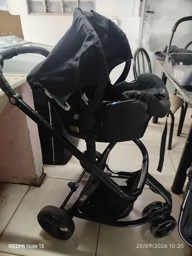Carrinho de bebê com bebê conforto 