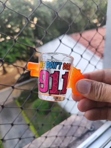 copinho shot "we dont call 911" comprado de lembrança em miami beach