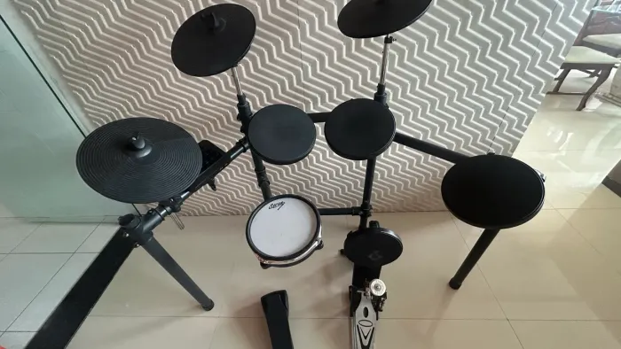 Bateria Eletrônica Seven Guitars Sd-7000 8 Peças Usb/Midi com Pratos