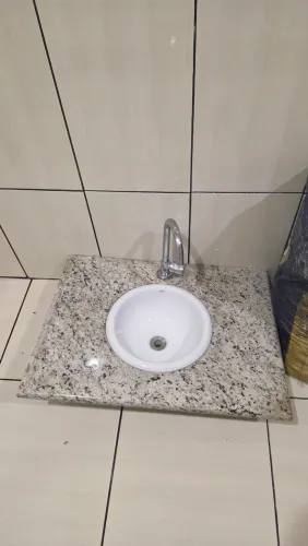 Bancada para banheiro com pia e torneira