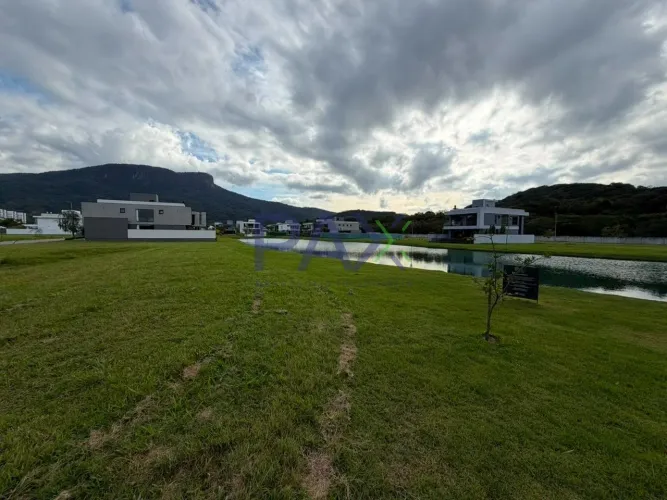 Lote de 423m² à venda no Reserva da Pedra