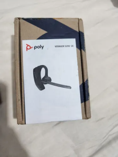 Headset Bluetooth Poly Voyager 5200 UC com Base de Carregamento e Adaptador USB - Usado