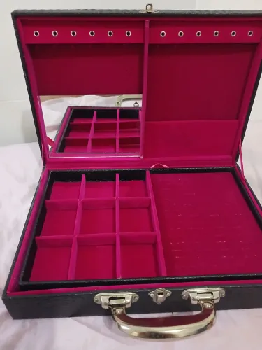 Maleta rosa e preto pra jóias
