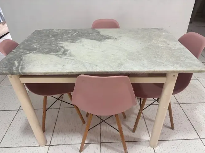 Mesa com 4 cadeiras