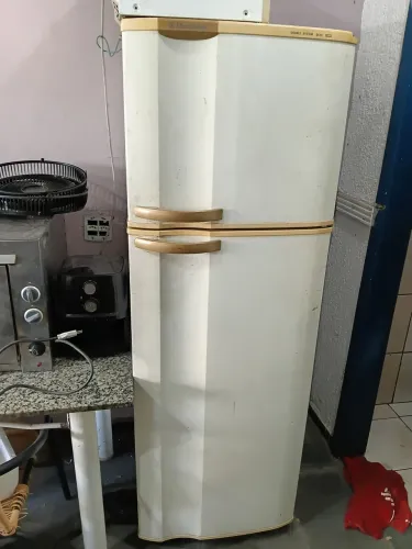 Geladeira as duas por 280 reais uma funcionando a outra tá sem motor