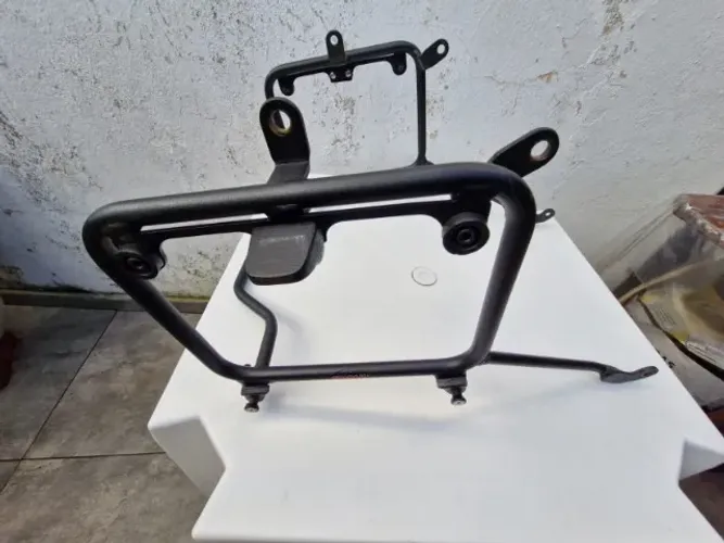 SUPORTE LATERAL PARA BAU GIVI TRACER 900 GT 2023 CHAPAM - OBS: PEQUENOS RISCOS